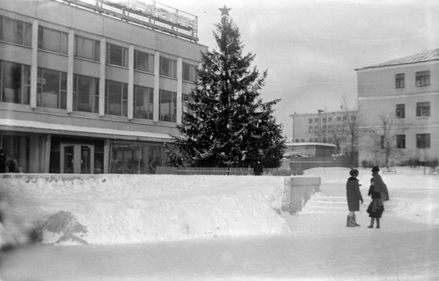 Новогодний Киров в советские годы и сейчас. Где в городе раньше наряжали ёлку и ставили горки