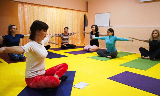 Сукшма-вьяяма и сурья-намаскар: как волонтёры создали в Кирове бесплатную студию йоги