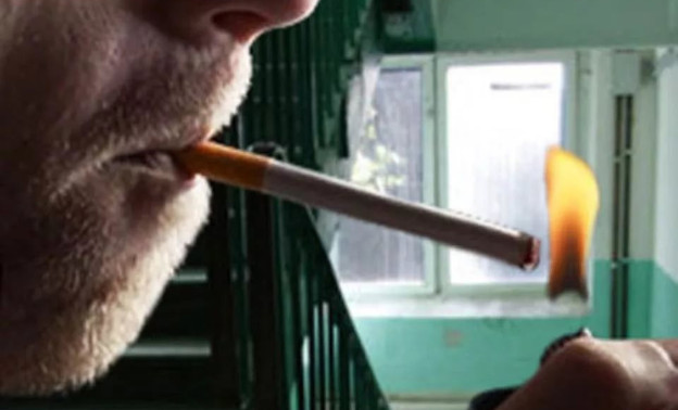 Минздрав предупреждает: курить у подъезда - нельзя!