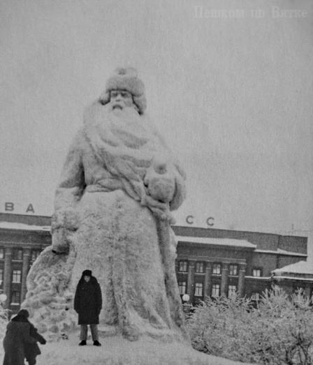 Снежные ракеты и гигантские Деды Морозы. Как оформляли ледяной городок в советском Кирове