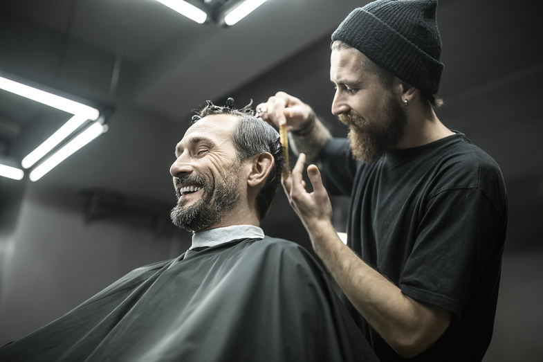 Роспотребнадзор рассказал, где мужчинам лучше стричь бороды и крутить усы