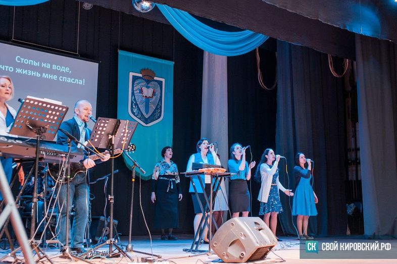 Женщина-епископ и молитвы под живую музыку. Как живут кировские пятидесятники и чем необычны их богослужения