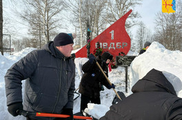Школьники в Зуевском районе очистили памятники героям от снега