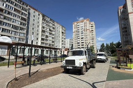 В сквере на Юровской высаживают деревья и кустарники