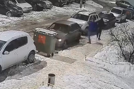 В Кирове двое хулиганов повредили несколько машин