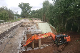 Мостовики начали ремонт левой части моста через реку Шура