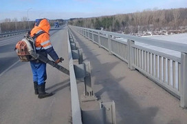 Мост через Вятку чистят от грязи и мусора