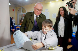 «Мы показываем детям пример»: Александр Соколов проголосовал на выборах вместе с семьёй