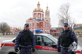 В кировском ТРЦ росгвардейцы задержали молодых людей, сломавших вывески