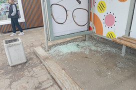 В центре Кирова разбили стеклянную остановку