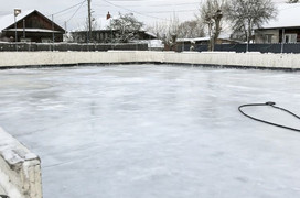 В двух районах Кирова залили каток
