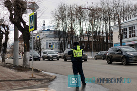 В Кирове инспекторы ДПС нашли ночью на улице 7-летнюю девочку