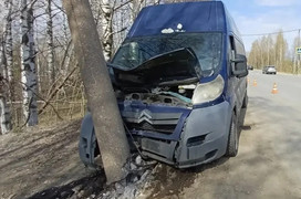 В Кирове 67-летний водитель врезался в столб и погиб