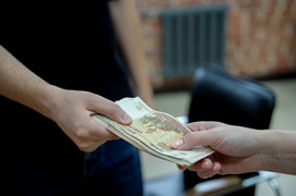 Преподаватель из Кирова перевёл 44 тысячи рублей за несуществующую диссертацию