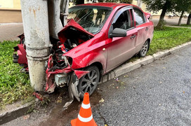 В Кирове машина врезалась в опору ЛЭП, пострадали двое