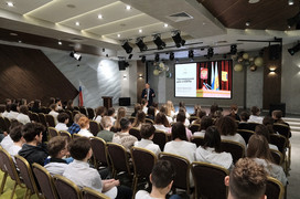 Романа Береснева спросили о молодёжи, стремящейся уехать