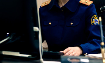 В Зуевском районе мужчину обвиняют в избиении сестры и угрозах убийством