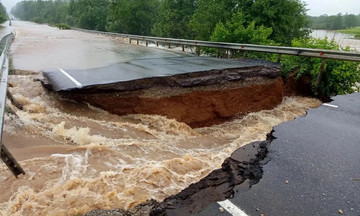 В Кировской области размыло дорогу из-за потока воды