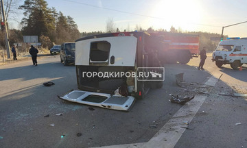 В Кировской области перевернулся микроавтобус