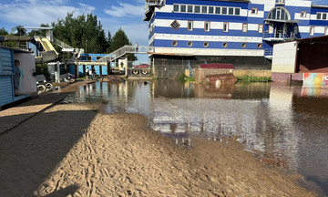 На пляже у «Титаника» затопило оборудование из-за подъема воды