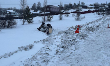 В Кирове женщина за рулем «Ниссана» врезалась в столб и перевернулась