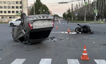 В сети появилось видео жесткого столкновения мотоциклиста с Логаном на Московской