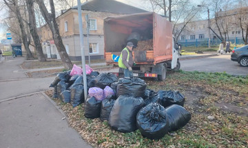 В Кирове подрядчики убирают с улиц листву и смет