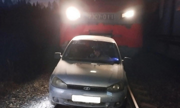 В Кирове машина попала под поезд