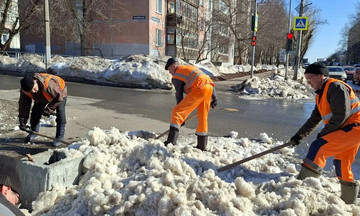 Кировским подрядчикам велели убирать раскопки и чистить остановки от рекламы