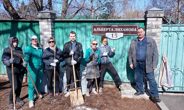Сотрудники музея провели субботник у дома писателя Альберта Лиханова