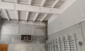 В школе Котельнича после ремонта за 8 миллионов расползлась черная плесень