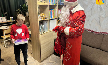 Вице-губернатор Кировской области подарил планшет школьнику