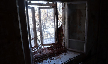 В Кирове у двухэтажного дома обрушилась часть стены из-за нечищеной крыши