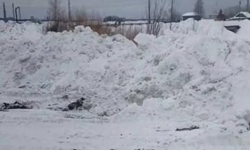 В Омутнинске пожаловались на свалку грязного снега в водохранилище