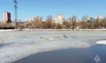 Две девочки провалились под лед в Кирове