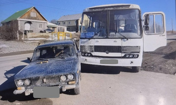 В Омутнинске автобус врезался в ВАЗ