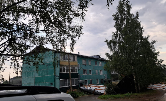 В Шутовщине ураган сорвал крышу с трёхэтажного дома