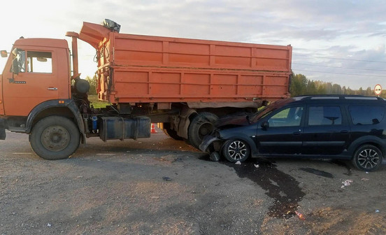 В Зуевском районе при столкновении Lada и КАМАЗа пострадали два человека