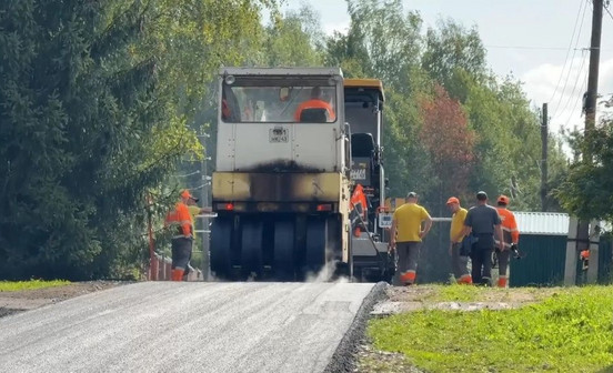 В Дороничах укладывают асфальт на девяти улицах