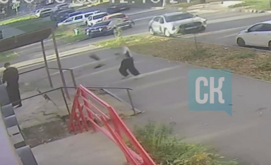 В Кирове житель дома на Мопра сбрасывал горшки на прохожих