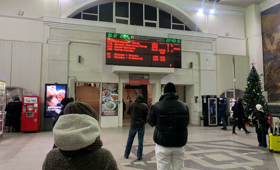 Пассажир на вокзале в Кирове случайно забрал чужую сумку и потратил 73 тысячи рублей