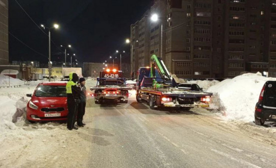 В Кирове за ночь эвакуировали под десяток машин, мешавших чистить снег