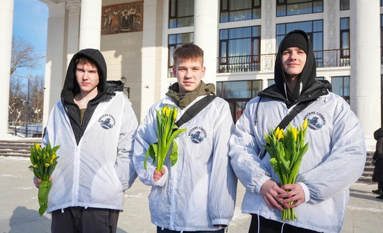 Волонтеры дарили тюльпаны в центре Кирова