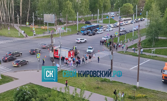 На углу Производственной и Московской: легковушка перевернулась на крышу