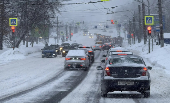 В Кирове на борьбу со снегопадом бросили почти 150 машин и более сотни рабочих