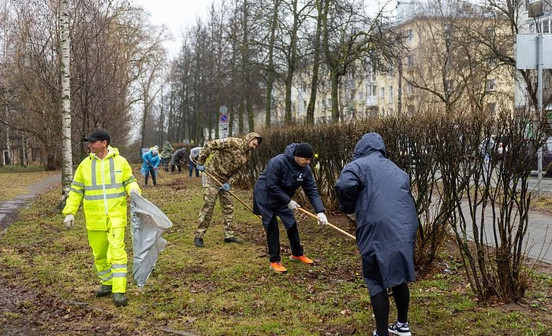 В Кирове прошёл субботник на месте будущей «Аллеи Славы»