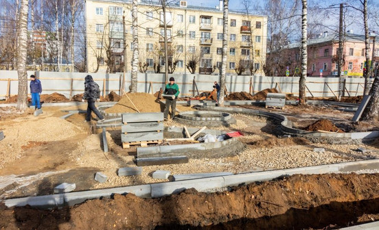 В сквере Надежды в Кирове обустраивают пешеходные зоны