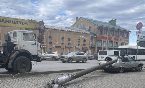 В Кирове бетонный столб упал на машину