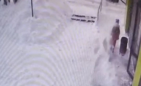 Прокуратура проверяет управляющую компанию после падения снега на ребёнка в Кирове