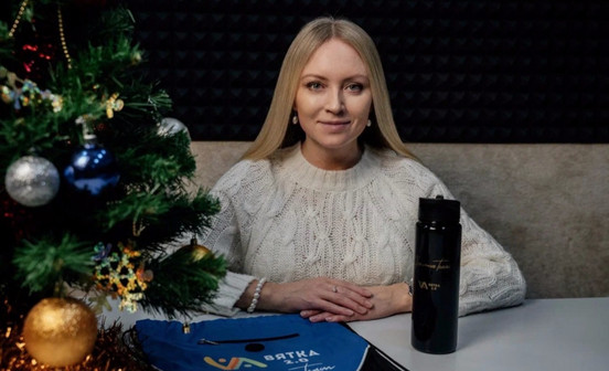 «2025 год был очень хорошим для меня». Анна Альминова в новогоднем проекте «НЕ тайный Дед Мороз»